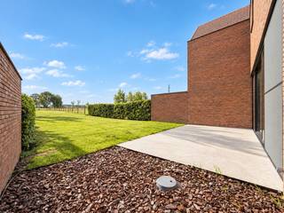 <strong>STIJLVOLLE RECENTE WONING</strong> met een uitstekend <strong>EPC VAN SLECHTS 27 kWh/m² (LABEL A), 8 ZONNEPANELEN</strong>, hoogwaardige afwerking, <strong>MODERNE TECHNIEKEN </strong>en prachtig zicht op de omliggende velden. Deze eigentijdse woning werd gebouwd in 2021 en combineert hedendaagse architectuur met een hoog wooncomfort. Met een<strong> BEWOONBARE OPPERVLAKTE VAN CA. 214 M²</strong> biedt de woning ruime, lichtrijke leefruimtes en een verzorgde afwerking met aandacht voor kwaliteit en detail. De <strong>OPEN INGERICHTE KEUKEN</strong> <strong>MET SMEG-TOESTELLEN </strong>sluit mooi aan op de leefruimte. Verder beschikt de woning over 2 RUIME SLAAPKAMERS MET MOGELIJKHEID TOT EEN DERDE SLAAPKAMER en een moderne badkamer. Ook op technisch vlak werd niets aan het toeval overgelaten, met moderne installaties en een alarmsysteem. Een bijzondere troef is de <strong>VOLLEDIGE ONDERKELDERING MET PLAATS VOOR 2 WAGEN</strong>S en bijkomende praktische ruimte. Buiten geniet u van een <strong>PRACHTIG OPEN ZICHT OVER DE VELDEN</strong>, wat het landelijke karakter extra benadrukt. Een instapklare woning te koop in Zwalm waar architectuur, ruimte, comfort en een mooie ligging harmonieus samenkomen. <strong>VERKOOP ONDER REGISTRATIERECHTEN.</strong><br /><br />Adres: Hundelgemsebaan 109/2 - Zwalm<br /><br />P-score: A G-score :A; Geen renovatieverplichting; Bestuursmaatregelen in het maatregelenregister: Neen; Vrij bij akte.