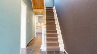 Ontdek deze charmante rijwoning gelegen in het hart van Lokeren. De woning bied voldoende ruimte voor een comfortabel gezinsleven. <br /><br />De woning beschikt over VIER gezellige slaapkamers, ideaal voor gezinnen of als thuiskantoor. De indeling is praktisch en functioneel, met een lichte woonkamer die uitkijkt op het terras. Dit terras is perfect voor gezellige zomerdagen en biedt een fijne plek om te ontspannen of te entertainen.<br /><br />Met één badkamer is de woning praktisch ingedeeld, maar er is zeker ruimte voor persoonlijke aanpassingen en moderniseringen. <br /><br />Gelegen in een rustige, doch centrale buurt van Lokeren, ligt deze rijwoning dichtbij lokale voorzieningen, scholen en openbaar vervoer. Dit maakt het een ideale locatie voor zowel jonge gezinnen als werkende professionals.<br /><br />Kortom, deze woning biedt een uitstekende basis voor wie op zoek is naar een comfortabel en ruim huis in Lokeren. Mis deze kans niet en kom snel een kijkje nemen!