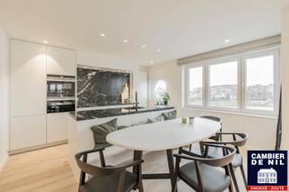 Prachtig gerenoveerd appartement met frontaal zicht op het zegemeer. Gelegen in een charmante villa residentie, op enkele stappen van het centrum,...