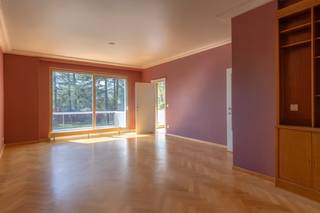 <p><strong>Magnifique et chaleureux appartement 2 chambres situé dans le quartier du Prince d’Orange, à proximité du Fort Jaco.</strong></p>
<p>Cet appartement lumineux se trouve au troisième étage d’une résidence bien entretenue des années 70, équipée d’un ascenseur. La résidence est entourée d’un magnifique parc paysager avec étang – une véritable oase de tranquillité.</p>
<p>L’appartement se compose d’un hall d’entrée avec vestiaire, d’un vaste et lumineux séjour avec parquet donnant accès au balcon orienté sud, également relié à la cuisine entièrement équipée. Il comprend également deux chambres, dont une avec balcon privatif, deux salles de douche, un WC séparé ainsi qu’une cave privative.</p>
<p>Un emplacement de parking intérieur et un emplacement extérieur complètent cette offre attrayante et sont proposés en supplément.</p>
<p>Une offre rare dans un cadre idyllique !<br />PEB : classe C-, 149 kWhEP/m²/an.</p>
<p></p>