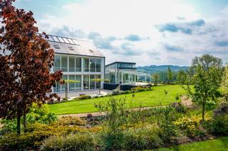 Villa spacieuse avec une surface habitable de 1050m2 qui dispose de pas moins de 7 chambres, dont 5 avec leur propre salle de bain. De plus,...