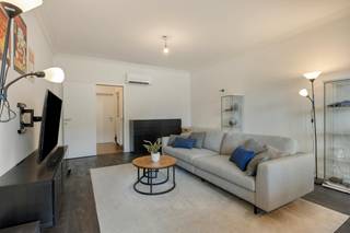 Dit super energiezuinige en goed onderhouden appartement te koop op de eerste verdieping van een kleinschalig gebouw combineert comfort met een centrale ligging. Via de trap bereikt u de inkomhal, die toegang biedt tot een apart gastentoilet en een net afgewerkte badkamer. Aan de achterzijde bevinden zich 2 slaapkamers van circa 15 m² en 10 m². De kleinste slaapkamer geeft direct uit op een gezellig terrasje.<br /><br />De hal leidt eveneens naar de lichtrijke en gezellige leefruimte aan de voorzijde van het gebouw, met een aansluitende, volledig uitgeruste keuken. Overigens is er ook nog een ruime berging, handig voor stockage. Op de gelijkvloerse verdieping beschikt u bovendien over nog een kleine berging. Voor maximale veiligheid is het gebouw aan de voorzijde afgesloten met een elektrische poort, waarna u achteraan toegang heeft tot een private garagebox van ca. 14 m² met een automatische poort.<br /><br />De uitstekende ligging in Merksem garandeert een topbereikbaarheid: een bushalte bevindt zich voor de deur, het treinstation ligt op het einde van de straat en diverse winkels, scholen en Park Distelhoek liggen op wandelafstand. Het gebouw is uitstekend onderhouden met een vernieuwd dak van zowel het hoofdgebouw als de garage. <br /><br />Bijzonderheden:<br />- Private garagebox achteraan met automatische poort inbegrepen in de prijs<br />- Super energiezuinig, asbestveilig en conforme elektriciteit<br />- Vernieuwd dak (2024) en hoogrendementsbeglazing (2018)<br />- Verwarmingsketel 2014<br />- Aparte meters voor gas, elektriciteit en water<br />- Centrale ligging in Merksem nabij openbaar vervoer en parken<br /><br />Bent u geïnteresseerd om dit vastgoed te kopen in Merksem? Aarzel dan niet om ons te contacteren. Het Dewaele vastgoedkantoor van Merksem te Lambrechtshoekenlaan 183 staat graag tot uw dienst. Had u graag een gratis schatting van uw eigendom via ons immokantoor? Bel ons voor een vrijblijvend gesprek of mail naar maxime.weyler@dewaele.com.<br /><br />Bestuursmaatregelen in het maatregelenregister: nee