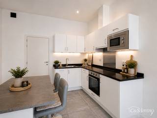 Op een boogscheut van Park Spoor Noord een instapklaar gelijkvloers appartement met terras.<br />Bij het betreden van het appartement komt u in de lichtrijke woonkamer (22 m²), die naadloos overgaat in een open, volledig ingerichte keuken. De keuken is uitgerust met een microgolfoven, keramische kookplaat, vaatwasser, kleine frigo en oven, en werd stijlvol afgewerkt met een elegant werkblad in blauwe steen.<br />Aan de achterzijde van het appartement bevindt zich de slaapkamer (9 m²), die directe toegang biedt tot de gezellige binnenkoer. Aansluitend vindt u de badkamer, voorzien van een ligbad, een lavabo en een aansluiting voor een wasmachine.<br />Verder beschikt het appartement over een apart toilet en een praktische kelderruimte. Het gebouw is volledige gerenoveerd in 2018. Conforme elektriciteit, cv op gas. Gebouw met lage onkosten. Momenteel verhuurd 5.05% rendement.