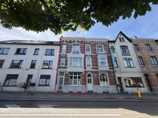 Op zoek naar een karaktervol pand in de Limburgse hoofdstad? Dit herenhuis in Hasselt combineert historische charme met een aangenaam wooncomfort en beschikt over een gunstig EPC-label C. Gelegen aan de Thonissenlaan geniet u hier van een uitstekende bereikbaarheid. Het pand is volledig instapklaar, waardoor u hier meteen uw intrek kunt nemen. Scholen, winkels en het openbaar vervoer bevinden zich allemaal op wandelafstand. Een extra troef is het terras waar u in alle rust van de buitenlucht kunt genieten, midden in de stad.<br /><br />Indeling: <br /><br />Gelijkvloers: <br />- Inkomhal<br />- Woonkamer<br />- Eetkamer<br />- Keuken <br />- Berging<br />- Waskamer<br />- Terras <br /><br />Verdiep +1: <br />- Slaapkamer <br />- Berging/dressing <br /><br />Verdiep +2: <br />- Slaapkamer <br />- Badkamer <br /><br />Verdiep +3: <br />- Slaapkamer <br />- Badkamer <br /><br />Verdiep +4: <br />- Zolderkamer <br /><br />De snelste manier om een bezoek te brengen aan deze woning ? Vraag je bezoek aan via de rode knop op onze website (www.dewaele.com).<br /><br />Telefonisch kunnen er geen afspraken gemaakt worden. Bij andere vragen kun je ons telefonisch contacteren via 011 30 50 50.<br /><br />Tot binnenkort