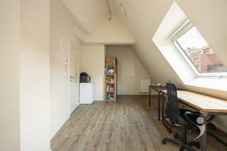 <p><span>Recently renovated room with private bathroom.</span></p><p><span> </span></p><p><span>This quality student room, located on the shopping street of Leuven, is completely brand new.</span></p><p><span>You have a sleeping area, desk, wardrobe with your own fridge and microwave, and a private bathroom.</span></p><p><span>In the building, there are 2 well-equipped communal kitchens, as well as a cozy lounge area with a sun terrace.</span></p><p><span> </span></p><p><span>Currently rented at 670 EUR (excluding costs)</span></p><p><span> </span></p>