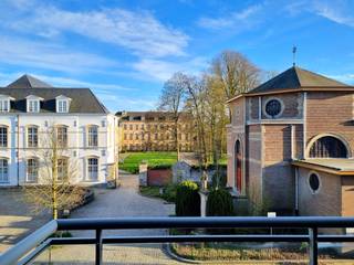 Dit <strong>lichtrijk appartement inclusief garagebox</strong> telt <strong>twee slaapkamers </strong>en is <strong>bijzonder goed gelegen</strong> aan het mooie dorpsplein van Drongen. <br /><br />Via de inkomhal met ingemaakte vestiairekasten betreed je de ruime en aangename leefruimte met <strong>overdekt terras</strong>, en een <strong>prachtig zicht</strong> op de Oude Abdij en de Drongense kerktoren. De keuken is volledig voorzien en heeft een praktische keukenberging. Het appartement omvat een eerste ruime slaapkamer, en een tweede kleinere slaapkamer die naargelang de woonwensen ook kan dienen als bureau, dressing, hobbykamer, etc. Verder is er nog de badkamer en een apart toilet. <br /><br />In de kelderverdieping bevindt zich de<strong> private, afgesloten garagebox</strong>.<br /><br />De huurprijs bedraagt maandelijks €1.000 (appartement + garagebox) + €100 syndicus forfait. <br /><br />Interesse in dit uiterst goedgelegen en lichtrijk appartement? Stuur gerust een mailtje naar <strong>gijs@convas.be</strong> met vermelding van uw telefoonnummer. 