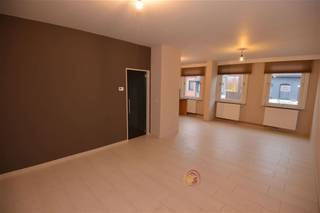 MAAK UW AFSPRAAK ONLINE VIA ONZE WEBSITE WWW.WOONSERVICEWEST.BE DOOR RECHTSBOVENAAN TE KLIKKEN OP 'MAAK UW AFSPRAAK ONLINE' - ENKEL OP DEZE MANIER KAN UW AFSPRAAK MAKEN !!! APPARTEMENT GELEGEN IN VOLLE CENTRUM - Op de eerste verdieping: lichtrijke leefruimte met open ingerichte eetkeuken, ruimte voor wasmachine en droogkast. Toilet. Op de tweede verdieping vinden we 2 volwaardige slaapkamers, een mooie badkamer met wastafel, bad, massagedouche en toilet. Bureel. Geen gemeenschappelijke kosten !!! Dichtbij winkels, openbaar vervoer, scholen, R8. TE BEZOEKEN VANAF 05/10/2026