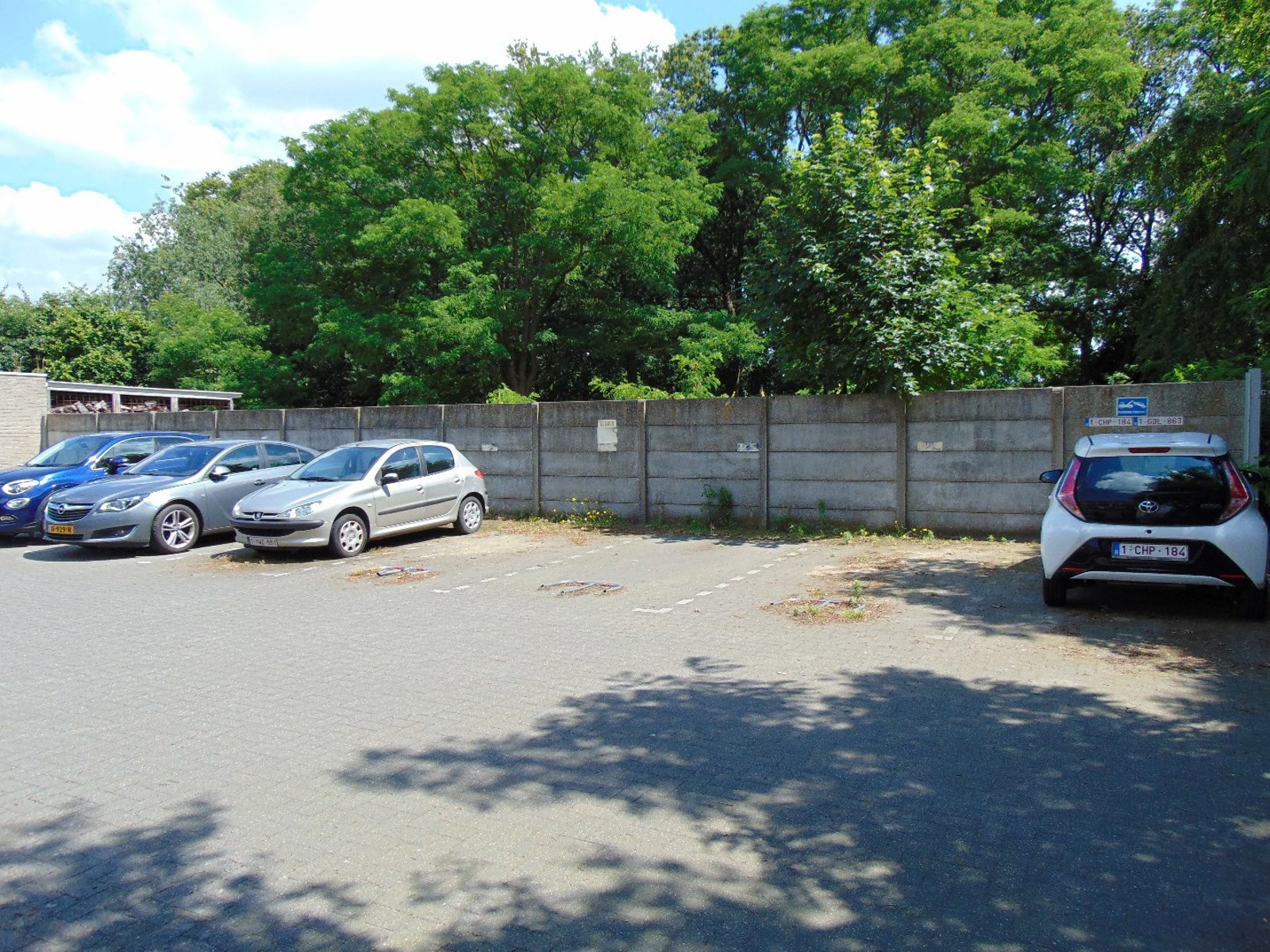 In totaal 6 parkeerplaatsen te koop per stuk of in zijn geheel. 3 zijn er verhuurd.