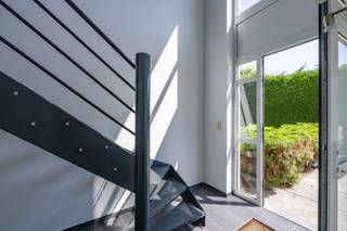 <div>Bent u op zoek naar een instapklare gezinswoning op een toplocatie? Dan zal deze prachtige woning u ongetwijfeld bekoren. Gelegen in een rustige doodlopende straat, omringd door groen en stijlvolle woningen, geniet u hier van een veilige en aangename leefomgeving waar kinderen nog zorgeloos kunnen spelen.</div>
<div><br /><strong>GELIJKVLOERS</strong></div>
<div>- Verzorgde inkomhal met gastentoilet en handenwasser<br />- Ruime, lichtrijke leefruimte met grote raampartijen<br />- Moderne open keuken, volledig uitgerust met kwaliteitsvolle toestellen en een praktisch keukeneiland<br />- Berging met aansluiting voor wasmachine en droogkast<br />- Rechtstreekse doorgang naar de tuin</div>
<div></div>
<div>Buiten geniet u van een sfeervol terras met een gezellige loungehoek, ideaal om te ontspannen of gasten te ontvangen. De onderhoudsvriendelijke tuin biedt bovendien veel privacy dankzij de afwezigheid van inkijk.<br />Achter de woning bevindt zich bovendien een privatieve garagebox, inbegrepen bij de woning.</div>
<div><br /><strong>EERSTE VERDIEPING</strong></div>
<div>- Twee ruime slaapkamers<br />- Praktische dressing of berging<br />- Comfortabele badkamer uitgerust met een ligbad, aparte douche, lavabo en toilet</div>
<div><br /><strong>TWEEDE VERDIEPING</strong><br />- Twee ruime slaapkamers, afgewerkt met Veluxramen die zorgen voor een aangename lichtinval<br /><br /><br /><strong>POSITIEVE ASPECTEN<br /></strong><span>- Instapklare gezinswoning<br /></span><span>- 4 Volwaardige slaapkamers<br /></span><span>- Rustig gelegen in</span><span> bijzonder gegeerde, groene en kindvriendelijke woonwijk<br /></span><span>- Op wandelafstand van scholen, winkels, speeltuinen en de Waterbus<br /></span><span>- Goede EPC-score<br /></span><span>- Onmiddellijk beschikbaar</span></div>
