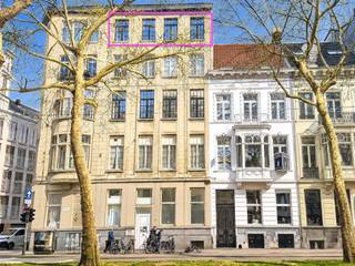 <p><span><span>Charmant appartement prêt à emménager, idéalement situé à Anvers ! Ce magnifique appartement rénové, situé au deuxième étage, se trouve au 52 Isabellalei (2018 Anvers). L'immeuble a été récemment rénové et dispose de nouvelles fenêtres ainsi que d'une cuisine moderne flambant neuve. L'appartement comprend une chambre spacieuse et une salle de bains avec WC. Grâce aux hauts plafonds et aux grandes pièces, vous profiterez ici d'une agréable sensation d'espace. De plus, la lumière abondante crée un cadre de vie chaleureux et lumineux. L'emplacement est un atout indéniable : central et facilement accessible, avec de nombreux commerces, transports en commun et commodités à proximité. L'appartement est situé sur la façade de la Belgielei, avec une entrée donnant sur l'Isabellalei. En bref, un appartement idéal pour ceux qui souhaitent vivre confortablement et avec style dans un emplacement de choix !</span></span></p>
