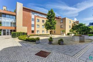 <span><strong>Op een toplocatie gelegen gelijkvloersappartement in Residentie De Plaetse, met een groot omheind terras, ruime kelderberging, een dubbele ondergrondse garagebox en 2 fietsstaanplaatsen.</strong></span><br /><br /><span><strong>Een bezoek aanvragen kan eenvoudig via onze website: www.immodrie.be. Zoek het pand terug onder 'Te Huur' en selecteer vervolgens op de pagina de optie 'Bezoek inplannen'. Omwille van de grote reeks aanvragen, worden verzoeken via Immoscoop of andere portaalsites niet verwerkt.</strong></span><br />
<p>We starten in de ruime inkomhal van het appartement. Hier is voldoende plaats voorzien om bijvoorbeeld een kast te plaatsen voor het praktisch opbergen van jassen, schoenen en andere spullen.</p>
<p>Vanuit de inkomhal komen we in de ruime woonkamer. Aansluitend bevindt zich het zeer ruime terras van ongeveer 25 m², dat noordwestelijk georiënteerd is. Dit zorgt voor een aangename buitenruimte die mooi aansluit bij de leefruimte.</p>
<p>De halfopen keuken is praktisch ingericht en voorzien van aanbouwkasten en de nodige toestellen, waaronder een elektrisch kookvuur, vaatwasser en inbouwkoelkast. Via de keuken bereiken we de berging/wasplaats. Dit is één praktische, afgesloten ruimte waar ook de nieuwe cv-brander is geplaatst.</p>
<p>Verder beschikt het appartement over twee slaapkamers. De badkamer is uitgerust met een douche, ligbad en enkele wastafel. Daarnaast is er een afzonderlijk toilet.</p>
<p>We gaan vervolgens naar de kelderverdieping. Hier beschikt het appartement over een ruime kelderberging, twee fietsstaanplaatsen en een grote dubbele, afgesloten garagebox.</p>