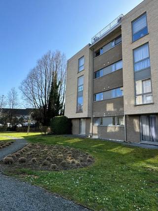 Dit rustig gelegen appartement op de 2e verdieping beschikt over een inkomhal met gastentoilet, een ruime woonkamer met veel lichtinval en toegang...