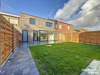 Ruime nieuwbouwwoning op zeer rustige locatie nabij de warandeputten te Moerbrugge.<br /><br />Bij het betreden van de woning is een ruime inkomhal met gastentoilet (inclusief lavabo) gelegen.<br /><br />Vanuit de inkomhal is de lichtrijke leefruimte toegankelijk met volledig ingerichte open keuken met eiland (voorzien van inductiekookplaat, dampkap, enkele spoelbak, warme luchtoven, microgolfoven, koelkast en aansluiting voor een vaatwasmachine).<br /><br />Aansluitend aan de leefruimte zijn de wasplaats (met plaats voor wasmachine en droogkast) en de koele berging gelegen.<br /><br />Op de eerste verdieping bevinden zich de ruime nachthal, drie ruime tweepersoonskamers, een apart toilet, een badkamer met ligbad, douche en dubbele wastafel en een technische ruimte <br /><br />Via een uitschuifbare trap is de zeer ruime zolder toegankelijk.<br /><br />Vervolgens beschikt de woning over een privatieve fietsendoorgang naast de woning.<br />Deze doorgang loopt tot in de tuin waar de ruime buitenberging met elektriciteit gelegen is.<br /><br />Verder werd de woning uitgerust met 10 zonnepanelen, en worden de technische ruimtes, buitenberging, fietsendoorgang en badkamer voorzien van lichtarmaturen.<br /><br />Daarnaast is één privatieve parkplaats inbegrepen in de prijs.<br /><br />Tot slot wordt de woning volledig geschilderd.<br /><br />EPC in opmaak.<br /><br />Meer info op kantoor! <br />