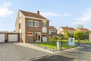 Goedgelegen leuke gezinswoning met 4 SLK, tuin en garage. <br /><br />Indeling: inkom met traphal, gezellige lichtrijke leefruimte, keuken en de badkamer. Tevens praktische wasplaats en berging aanwezig alsook een garage. Op de eerste verdieping bevinden zich de nachthal en 4 slaapkamers. Ruime, handige zolder aanwezig.<br />Aangelegd terras en oprit voor meerdere wagens.<br /><br />Troeven: <br />- gelegen in een doodlopende straat<br />- vlakbij winkels, scholen, openbaar vervoer<br />- zonnepanelen aanwezig<br />- perfect instapklaar<br /><br />Meer info of een bezoek: charlotte@immobeguin.be