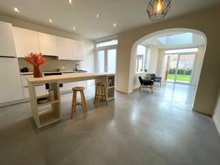 TOTAAL GERENOVEERDE WONING, centraal gelegen vlakbij Brugge en met ZONNIGE TUIN. STRAKKE & WARME UITSTRALING in oa. inkom met gastentoilet,...