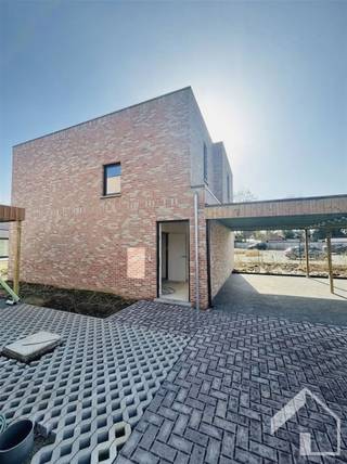 Nieuwbouwwoning (OB) op een perceel van 284,70 m2, met een bruto bewoonbare oppervlakte van 138,58 m2. Op de gelijkvloerse verdieping vinden we een inkomhal, leefruimte met open keuken, een berging en apart toilet. Op de eerste verdieping zijn er 3 slaapkamers, een apart toilet, een wasplaats en een badkamer. Verder wordt er nog een carport voorzien. Bij deze woning hoort ook een extra staanplaats. De werken starten in het voorjaar van 2025 en de oplevering wordt voorzien tegen de zomer van 2026. De foto's zijn een impressie. Alle prijzen excl. registratierechten en BTW. Voor meer info, of vrijblijvend het lastenboek en plannen: 0479/9 34 34 9 (Kristof)