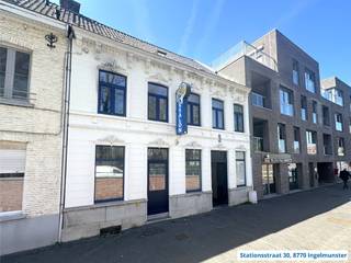 Online aanvraag indienen indien interesse.<br />duplex-studio in het centrum van Ingelmunster. Prijs : 550 €/maand (geen syndic, geen terras, geen lift)<br />Gelegen op de eerste verdieping van een kleine residentie met 6 studio’s (geen lift), bieden wij deze gezellige duplex-studio aan. De woonruimte is praktisch ingedeeld met op de bovenverdieping een slaapkamer en een badkamer. Op de begane grond vind je een mooie keuken en een aangename leefruimte. De studio is uitgerust met elektrische verwarming.