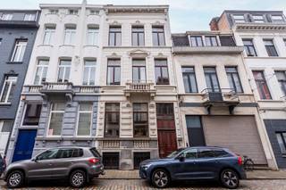 LocatieIn de mooie Draakstraat vinden we deze riante herenwoning van maar liefst 340m².Nabij de Draakplaats en Dageraadplaats in de hippe...