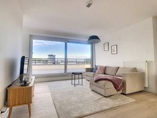 Dit prachtig en ruim appartement bestaat uit: inkomhal met toilet, ruime berging, living met open ingerichte keuken (met fornuis,...