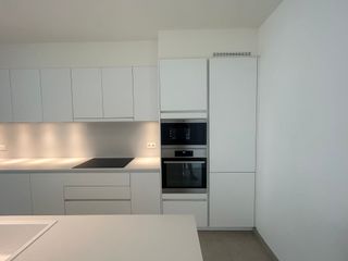 Bent u op zoek naar een modern en comfortabel appartement op een toplocatie? Dan is dit prachtige gelijkvloerse appartement in de Polderstraat te Bredene precies wat u zoekt. <br /><br />Gelegen in een nieuwe, standingvolle residentie, biedt deze woning alles wat u nodig heeft voor een aangenaam leven. <br /><br />Een van de grootste troeven van dit appartement is het zeer ruime, zonnige terras. Hier kunt u genieten van rustige ochtenden met een kopje koffie of gezellige avonden met vrienden en familie. Het terras biedt volop ruimte voor een zithoek, planten en zelfs een barbecue.<br /><br />Bij binnenkomst wordt u verwelkomd in een ruime en lichte leefruimte. Deze open en uitnodigende ruimte is perfect voor ontspanning en samenzijn. De leefruimte loopt naadloos over in een volledig uitgeruste open keuken. Deze moderne keuken is voorzien van alle nodige apparatuur en biedt voldoende werkruimte.<br /><br />Het appartement beschikt over twee badkamers, elk uitgerust met een douche. Deze badkamers zijn stijlvol afgewerkt en bieden een comfortabele en moderne omgeving voor uw dagelijkse routine.<br /><br />Voor uw gemak is er een ruime berging aanwezig, ideaal voor het opbergen van huishoudelijke benodigdheden en extra spullen. De twee ruime slaapkamers zijn perfect voor een goede nachtrust en bieden voldoende ruimte voor uw meubels en persoonlijke spullen.<br /><br />Naast de twee badkamers beschikt het appartement ook over een apart toilet.<br /><br />Bovenop de huurprijs komt 50€ algemene kosten. <br /><br />Het appartement is beschikbaar vanaf 01/04/2026. <br /><br />Bezoeken kan via marie@immofrancois.be <br /><br />