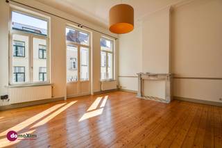 Charmant & karaktervol appartement met één slaapkamer in Elsene Je komt het appartement binnen in de ruime woonkamer met authentieke elementen & veel...