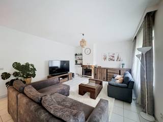 <h3>TE KOOP – Gelijkvloers appartement met zuidgerichte tuin en garage in Oudergem<span></span></h3>
<p>We Invest Bruxelles-Europe biedt u dit ruime gelijkvloerse appartement aan, ideaal gelegen in een gegeerde residentiële wijk van Oudergem, op wandelafstand van winkels, openbaar vervoer, scholen, groene zones en de belangrijkste invalswegen van Brussel.</p>
<p>Met een bewoonbare oppervlakte van <strong>114 m²</strong> onderscheidt deze woning zich door haar ruime indeling, natuurlijke lichtinval en prachtige <strong>privatieve tuin op het zuiden/zuidwesten</strong>, een ideale verlenging van de leefruimtes.</p>
<p>Het appartement bestaat momenteel uit:</p>
<ul>
<li>Een ruime en lichtrijke woonkamer met een functionele houtkachel/open haard.</li>
<li>Een volledig uitgeruste keuken met veel opbergruimte.</li>
<li>Eén ruime slaapkamer.</li>
<li>Een badkamer met dubbele wastafel.</li>
<li>Een apart toilet.</li>
<li>Een afzonderlijke wasruimte.</li>
<li>Een aangename privatieve tuin gericht op het zuiden/zuidwesten.</li>
<li>Een afgesloten privégarage (garagebox) inbegrepen in de verkoop.</li>
</ul>
<h3>Troeven</h3>
<p>✔ Zuid-/zuidwestgerichte privatieve tuin<br />✔ Rustige en gegeerde residentiële wijk<br />✔ Afgesloten garage inbegrepen<br />✔ Functionele houtkachel/open haard<br />✔ Dubbele beglazing<br />✔ Tegelvloer in het volledige appartement<br />✔ Rolluiken aan de voorgevel<br />✔ Videofoon<br />✔ Individuele Viessmann-gasketel<br />✔ Snelle internetverbinding</p>
<p>Dankzij de ruime indeling en de grote volumes biedt dit appartement bovendien interessante mogelijkheden om meerdere slaapkamers te creëren, mits de nodige vergunningen.</p>
<h3>Bijkomende informatie</h3>
<ul>
<li>EPC: <strong>E+</strong></li>
<li>Gemeenschappelijke lasten: ca. <strong>€125/maand</strong></li>
<li>Elektrische keuring, stedenbouwkundige inlichtingen en het volledige dossier zijn beschikbaar op aanvraag.</li>
</ul>
<p>Een appartement dat een zeldzame combinatie biedt van ruimte, rust, een privatieve tuin en een uitstekende ligging in Oudergem.</p>
<p><strong>Een unieke kans die u niet mag missen!</strong></p>
<p><strong>Info &amp; bezoeken</strong></p>
<p><strong>Frédéric Top</strong><br />📞 0472 34 44 08<br />✉️ frederic.top@weinvest.be</p>
<p><strong>We Invest Bruxelles-Europe</strong></p>