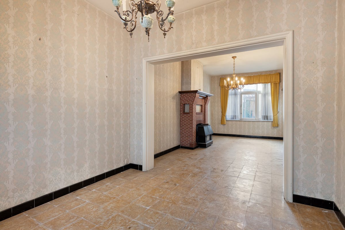 Authentic town home with renovation potential - photo 4