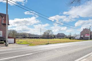 <p>Voor meer informatie of een bezoek, bel 02/532.22.57 - Lennik (Eizeringen): Op een strategische ligging langs de Assesteenweg en op een boogscheut van de belangrijke as Brussel-Ninove en Asse-Edingen, biedt Topo-Immo u deze <strong>prachtige bouwgrond</strong> aan met een een oppervlakte van <strong>8a 19ca</strong>. Geschikt voor het oprichten van een <strong>open bebouwing</strong>! Mogelijkheid om een gedeelte te voorzien met <strong>kantoorfunctie, vrij beroep, handel, dienstverlening en ambacht</strong>. Het perceel is 18m breed. De <strong>maximale</strong> <strong>gevelbreedte </strong>bedraagt<strong> 12m</strong>. Maximale bouwdiepte: 15m op het gelijkvloers en 12m op de verdieping. Kroonlijsthoogte: hellend dak tussen 3,20m en 6,20m - plat dak max. 6,50m. <strong>Mogelijkheid tot het oprichten van een vrijstaand tuinhuis, serre, poolhouse of terrasoverkapping in de achtertuin! </strong>Winkels, scholen en openbaar vervoer bevinden zich in de nabijheid. Interesse in deze mooie bouwgrond? Neem dan snel contact op met ons om het dossier in te kijken op kantoor! (Prijs exclusief opmetingskosten, aandeel verkavelingsakte en aansluitingskosten).Maatregelen opgenomen in het maatregelenregister: nee.</p>