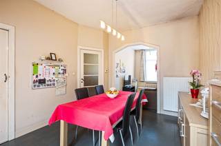 <p><span>Deels gemoderniseerde woning, gunstig gelegen pal in het landelijke dorpscentrum van Duffel-West.</span></p><p><span> </span></p><p><span>Deze perfecte gezinswoning is functioneel ingedeeld en biedt een uiterst gezellige thuis dankzij een gezellige en lichtrijke leefruimte met open keuken. Een badkamer met ligbad, toilet, CV-ruimte en wasplaats maken het gelijkvloers compleet. Op de verdiepingen zijn er in totaal 3 kamers en een bureauruimte (indien gewenst om te vormen tot extra kamer). De woning is verzorgd en werd sinds 2012 deels gemoderniseerd: het zadeldak is vernieuwd en geïsoleerd, er werden zonnepanelen met groenestroomcertificaten geïnstalleerd en de verdiepingen werden reeds voorzien van nieuwe vloeren en schilderwerk.</span></p><p><span> </span></p><p><span>Wie niet binnen wenst te vertoeven, kan heerlijk tot rust komen in de aangename stadstuin met tuinberging.</span></p><p><span> </span></p><p><span>Een unieke kans voor wie een gezellige woning zoekt, pal in het dorpscentrum met scholen, winkels, sport- en ontspanningsmogelijkheden. Vlotte bereikbaarheid is gegarandeerd dankzij een centrale ligging tussen Brussel en Antwerpen, via belangrijke invalswegen (R6 - E19), openbaar vervoer en fietsostrade.</span></p><p><span> </span></p><p><span>Kom de troeven van dit knappe pand ter plaatse ontdekken en maak een afspraak: 015/755 444 of <span>info@immovercammen.be</span></span><span> </span></p><p><span> </span></p><p><span> </span></p>