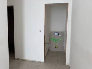 Bienvenue dans cet appartement de plain-pied neuf, qui fait partie du projet NOVUS à Bonheiden, situé dans un cadre exceptionnel au cœur de Bonheiden.L'appartement comprend 2 chambres spacieuses, une salle de bains avec douche à l'italienne, des toilettes, une buanderie et un salon avec cuisine ouverte équipée donnant sur la terrasse.De plus, l'appartement dispose d'un local à vélos commun et offre la possibilité de louer une place de parking avec un débarras attenant (+75 euros/mois).L'appartement sera entièrement repeint.