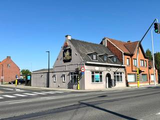 TOPGELEGEN commerciële hoekwoning met PARKING. Tevens ideale grond voor KANTOOR/HORECAZAAK/SHOWROOM met bijhorende PARKING.Dit zoekertje omvat enkele...