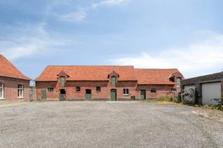 Deze te renoveren of te herbouwen hoeve is rustig gelegen in een groene straat, net buiten het centrum van Wervik. De hoeve beschikt over een perceel van 3.015 m², terwijl het geheel een indrukwekkende totale oppervlakte van circa 37.000 m² omvat. De landelijke omgeving biedt volop rust, privacy en een prachtig open uitzicht over de omliggende velden. Dankzij de gunstige ligging zijn het centrum van Wervik, de N58 en de Franse grens bovendien vlot bereikbaar.<br /><br />Belangrijkste kenmerken:<br /><br />- Te renoveren of te herbouwen hoeve op een perceel van 3.015 m²<br />- Gelegen in agrarisch gebied, waarbij de landbouwfunctie behouden blijft<br />- Prachtige landelijke ligging met weidse, open zichten<br />- Het geheel omvat een totale oppervlakte van circa 37.000m²<br />- Tal van mogelijkheden binnen het geldende landbouwkader<br /><br />Een unieke opportuniteit voor wie op zoek is naar rust, ruimte, natuur en een landelijke omgeving, gecombineerd met een goede bereikbaarheid.<br /><br />Wenst u meer info over deze woning of wenst u een bezoek ter plaatse? Contacteer Alissia Dewitte (0472 18 64 21 - alissia.dewitte@dewaele.com)<br /><br />Dit pand is onderworpen aan de renovatieverplichting van de Vlaamse overheid voor residentiële gebouwen (behoudens bij sloop binnen 5 jaar na de aankoop). Consulteer voor meer informatie de website van het Vlaams Energie- en Klimaatagentschap via https://www.vlaanderen.be/een-woning-kopen/renovatieverplichting-voor-residentiele-gebouwen<br /><br />Bestuursmaatregelen in het maatregelenregister: nee