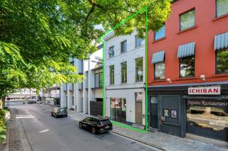 <p><span>Laatste en unieke kans om een volledige woning aan te kopen op het Esplanadeplein, met frontaal zicht op de iconische Sint-Jozefkerk. Het plein zelf wordt binnenkort heringericht in een toekomstgericht stadsproject: het voorste gedeelte wordt een aangename wandelstraat, terwijl het doorgaand verkeer langs de kerk zal plaatsvinden. Zo combineert de woning een rustige, autoluwe omgeving met een centrale ligging in het hart van de stad.</span></p><p><span>De buurt biedt een uitstekende bereikbaarheid en tal van voorzieningen op wandelafstand. Winkels, horecazaken, scholen en openbaar vervoer zijn vlot bereikbaar, waardoor deze woning zowel voor privébewoning als voor commerciële doeleinden ideaal gelegen is. De omgeving ademt een mix van historische charme en hedendaags comfort, met een bijzondere focus op leefkwaliteit en stadsvernieuwing.</span></p><p><span>De woning zelf werd recent volledig geschilderd en straalt karakter uit, met hoge plafonds van minimum 3,30 meter. Eén van de kamers werd reeds aangeboden als Bed & Breakfast en genereerde een bruto maandopbrengst van 2000 euro via Booking.com. Momenteel bestaat de woning uit een handelspand met twee aparte toiletten en de mogelijkheid voor een wachtruimte, waardoor het uitermate geschikt is voor een vrij beroep, praktijk, schoonheidssalon, horecazaak of gelijkaardig gebruik.</span></p><p><span>De woning telt twee slaapkamers, met de optie voor een derde op zolder, twee badkamers en drie toiletten. Buiten biedt een terras van 10 vierkante meter op het gelijkvloers comfort en ontspanning, met bovendien de mogelijkheid om een zwevend terras op de eerste verdieping te creëren en een dakterras van 15 vierkante meter boven de keuken.</span></p><p><span>Deze woning combineert een uitzonderlijke locatie, commerciële mogelijkheden en wooncomfort, waardoor het een zeldzame kans is voor wie centraal wil wonen of investeren. </span></p><p><span> </span></p><p><span>Voor meer informatie en/of een bezoek, contacteert u Didier van Immo Zone op het nummer 0476/ 73. 17. 99.</span></p><p><span> </span></p>