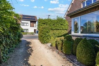 <p><span>INSTELPRIJS - Charmante woning met zuidgerichte tuin en bosrijke omgeving in Affligem</span></p><p><span>Op zoek naar een gezellige woning met veel ruimte, een zonnige tuin en een groene omgeving? Deze aangename woning, gelegen in de Bellestraat 51 te Affligem, biedt een mooie combinatie van comfort, ruimte en rust.</span></p><p><span>De woning beschikt over 2 slaapkamers, 2 toiletten en een praktische indeling. Op het gelijkvloers vindt u een ruime woonkamer met open keuken, een douchekamer en een apart toilet. Op de eerste verdieping bevinden zich de badkamer en de twee slaapkamers.</span></p><p><span>Een absolute troef is de zuidgerichte tuin en het aansluitende terras, waar u volop kunt genieten van de zon. Achteraan grenst de woning aan een bosrijk gebied, wat zorgt voor een bijzonder aangename, groene en rustige omgeving.</span></p><p><span>Ook qua ligging is deze woning bijzonder interessant. Scholen, winkels en dagelijkse voorzieningen bevinden zich in de nabije omgeving. Dankzij de vlotte verbinding met de E40 zijn zowel Brussel, Gent als andere omliggende steden gemakkelijk bereikbaar. Ideaal voor wie rustig wil wonen, maar toch een goede bereikbaarheid belangrijk vindt.</span></p><p><span>Daarnaast beschikt de woning over een ruime carport met plaats voor meerdere auto's, ideaal voor gezinnen of wie extra parkeergelegenheid wenst.</span></p><p><span> </span></p><p><span>Voor meer informatie of een bezoek contacteert u Timothy van Immo Zone op 0474/ 41. 28. 40.</span></p><p><span> </span></p>