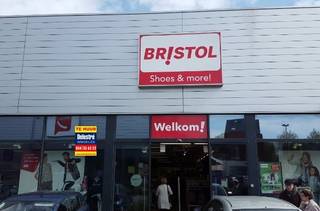 Commercieel gebouw te huur, gelegen op het beste stuk van het gerenoveerde Retail Park « Roosevelt Center » naast Delhaize (binnenkort opening)...