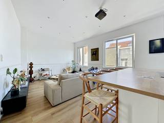 <p><strong>We Invest Brussel-Europa</strong> heeft het genoegen u dit lichtrijke appartement met 2 slaapkamers en terras voor te stellen, ideaal gelegen in <strong>Elsene – wijk Sint-Bonifaas</strong>, Lange-Levenstraat 34.</p>
<p>Gelegen op de 2de verdieping van een goed onderhouden gebouw, biedt dit appartement een oppervlakte van ongeveer <strong>102 m²</strong> en overtuigt het door zijn mooie lichtinval en functionele indeling.</p>
<p>Het appartement bestaat uit een inkomhal, een ruime en lichtrijke woon- en eetkamer, een ingerichte keuken, <strong>twee comfortabele slaapkamers</strong>, een badkamer en een aangenaam <strong>achterterras</strong> dat een rustige buitenruimte biedt.</p>
<p>Technische informatie :</p>
<ul>
<li>PVC ramen met dubbele beglazing</li>
<li>Individuele verwarmingsketel</li>
<li>Lichtrijk appartement</li>
<li>Privéterras</li>
</ul>
<p>De ligging is een echte troef: in het hart van <strong>Elsene</strong>, in de gegeerde <strong>Sint-Bonifaaswijk</strong>, vlakbij <strong>winkels, restaurants en openbaar vervoer (bus en tram)</strong> en op enkele minuten van het centrum van Brussel en de Europese instellingen.</p>
<p>👉 Ideaal als eerste aankoop of als investering in Brussel.</p>
<p>Mis deze kans niet om een eigendom te verwerven in één van de meest gegeerde wijken van Elsene.</p>
<p>📩 Meer info en bezoeken via <strong>We Invest Brussel-Europa</strong><br />👤 Frédéric Top<br />📞 +32 472 34 44 08<br />📧 frederic.top@weinvest.be</p>