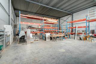 Ben je op zoek naar een strategisch gelegen, moderne ruimte voor opslag, distributie of productie? Deze hoogwaardige KMO-unit van 410 m² bevindt zich in de dynamische voorhaven van Oostende en biedt een uitzonderlijke bereikbaarheid voor jouw onderneming.**<br /><br />Zowel de haven zelf als de omliggende industriezones van Zandvoorde zijn vlot bereikbaar. Bovendien bevindt de oprit naar de snelweg A10 zich op minder dan 5 minuten rijden, wat zorgt voor een perfecte verbinding met het binnenland.<br /><br />Een totale bruikbare oppervlakte van 410 m² met een indrukwekkende vrije hoogte van 7,3 meter. De lichtstraten in de polycarbonaatwand zorgen voor een aangename hoeveelheid natuurlijk lichtinval.<br /><br />Uitgerust met een grote automatische sectionaalpoort (4 m breed x 4,40 m hoog) voor vlot laden en lossen, en voorzien van een aparte, representatieve toegangsdeur met glaspartij.<br /><br />De loods beschikt over een duurzame, stevige en onderhoudsvriendelijke polybetonvloer en is volledig geïsoleerd.<br />Inclusief 3 gereserveerde parkeerplaatsen direct voor de deur.<br /><br />*Beschikbaarheid: Direct beschikbaar voor gebruik.<br />*Huurprijs: 1.750 **ALL-IN PRIJS**<br />*Nutsvoorzieningen: Individuele tellers voor water en elektriciteit (3-fasen aanwezig).<br />*Huurwaarborg: Standaard waarborg van 3 maanden huur.<br /><br /><br />Interesse of snel een bezoek inplannen?<br />Laat deze opportuniteit niet schieten en neem vandaag nog contact met ons op voor meer informatie of een vrijblijvende rondleiding!