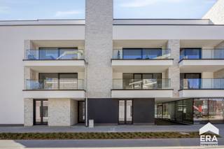 Prachtig gelijkvloers appartement met 2 slaapkamers en groot terras. Rustig gelegen in hartje Lommel.
