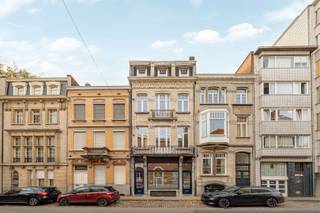 <p><span><span>Vivre avec du charme, de la classe et une touche de grandeur</span></span></p><p><span><span>Un bâtiment qui ne se contente pas d'être vu, mais qui a un air d'architecture. Ici, la façade respire l'art nouveau, on entre dans un hall authentique, on a de hauts plafonds. Une maison avec une histoire et une histoire, et ce dans un cadre moderne.</span></span></p><p><span><span>Bienvenue dans le quartier bien-aimé de Markgrave, un quartier vivant de standing où joyaux architecturaux, vie citadine et tranquillité vont de pair. Les parcs sont au coin de la rue, le restaurant le plus branché de 2025, Cobrahouse, est votre nouveau point de chute et l'une des meilleures boulangeries d'Anvers, Domestic, est accessible à pied. Tout cela, combiné à une excellente accessibilité, est un mariage parfait.</span></span></p><p><span><span>Pourquoi vous voudrez vivre ici</span></span></p><ul><li><span><span>Architecture élégante et bâtiment entièrement rénové (conçu par Jules Dries en 1910)</span></span></li><li><span><span>Beaucoup de lumière et de belles hauteurs de plafond</span></span></li><li><span><span>Terrasse et balcon donnant sur le parc</span></span></li><li><span><span>Deux chambres de taille normale avec une agréable sensation d'espace</span></span></li><li><span><span>Situation centrale</span></span></li><li><span><span>Prêt à emménager</span></span></li></ul><p><span><span>Au premier étage de l'immeuble se trouve l'appartement de deux chambres à coucher. Un bel espace de vie avec accès au balcon donnant sur la rue. La salle à manger est une extension de l'espace de vie et peut être séparée par une double porte. Une cuisine ouverte, équipée de tous les appareils électroménagers (Miele - Samsung), avec accès à la terrasse arrière donnant sur la verdure. Dans le huitième hall, il y a des toilettes pour les invités et une pièce de rangement avec un branchement pour la machine à laver et le sèche-linge.</span></span></p><p><span><span>La chambre principale dispose d'un dressing et d'une salle de bains à l'arrière. La<sup>2ème</sup> pièce se trouve à l'avant de l'appartement et est parfaite comme pièce de loisir, chambre d'amis ou bureau.</span></span></p><p><span><span>Intéressé(e) ? N'attendez pas trop longtemps et prenez rendez-vous à </span></span><span><span>www.sinjoor.be</span></span><span><span> ou au 03 283 05 00.</span></span></p>