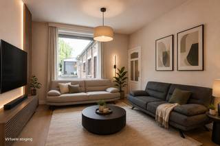 Algemeen<br />Deze woning is de perfecte opportuniteit voor wie op zoek is naar een karaktervolle eigendom met ruimte, charme en potentieel. Een thuis waar authenticiteit en mogelijkheden samenkomen op een uitstekende ligging in Tielt. Deze charmante halfopen bebouwing met perceel van maar liefst 726 m² is centraal gelegen. Je geniet hier van een vlotte bereikbaarheid, terwijl de groene zone achter het perceel tegelijk rust en privacy garandeert.<br /><br />Indeling<br />Meteen bij aankomst springt de brede gevel van 9,6 meter in het oog, wat zorgt voor een open en statige uitstraling. Via de ruime lange inkomhal betreed je de verschillende leefruimtes van de woning. Links bevindt zich de lichtrijke leefruimte, waar de grote ramen zorgen voor een aangename natuurlijke lichtinval en een mooi contact met de buitenomgeving. De charmante ruimtes vormen de ideale basis voor wie op zoek is naar een woning met karakter en renovatiemogelijkheden. Aansluitend bevindt zich de ruime keuken, die rechtstreeks uitgeeft op het terras en de tuin. Dankzij de zuidwestgerichte oriëntatie geniet je hier volop van de zon tijdens de namiddag en avond. Naast de keuken bevinden zich de wasplaats en badkamer, die zorgen voor extra praktisch comfort op het gelijkvloers.<br /><br />Op de eerste verdieping zijn er twee bijzonder ruime slaapkamers van respectievelijk 16,34 m² en 19,6 m². Dankzij hun royale oppervlaktes kunnen hier comfortabele en lichtrijke slaapkamers gecreëerd worden. Verder is er op deze verdieping een apart toilet aanwezig. Via een vaste trap bereik je de zolderverdieping van maar liefst 47 m², voorzien van een velux-raam. Deze ruime verdieping biedt nog heel wat potentieel en leent zich perfect tot het creëren van extra slaapkamers, een bureau, hobbyruimte of een volwaardige master suite.<br /><br />De tuin is zonder twijfel één van de grootste troeven van deze eigendom. De prachtige oude treurwilg geeft het perceel een sfeervol karakter, terwijl de achterliggende groenzone zorgt voor een uitzonderlijk gevoel van rust en openheid. Achteraan bevindt zich bovendien een ruim atelier van circa 80 m². Deze polyvalente ruimte biedt tal van mogelijkheden en is ideaal als werkplaats, opslagruimte, hobbyruimte of creatieve invulling aan huis. Daarnaast beschikt de eigendom over een ruime garage.<br /><br />De woning beschikt reeds over enkele interessante vernieuwingen, waaronder hoogrendementsbeglazing geplaatst in 2014 en een gasketel van 2009. Centrale verwarming is aanwezig en er is ook een regenwaterput aanwezig.<br /><br />Troeven<br />* Karaktervolle eigendom<br />* Centrale ligging<br />* Veel potentieel<br />* Atelier en garage<br /><br />Interesse<br />Deze eigendom combineert ruimte, karakter en tal van mogelijkheden voor wie op zoek is naar een woning die volledig naar eigen smaak gerenoveerd kan worden. Contacteer snel Mathieu voor een bezoek!<br /><br />T: 0479 63 53 01<br />M: mathieu@gentill.be
