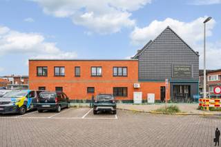 Kantoor/atelier/praktijk op zichtlocatie en aan openbaar vervoer op wandelafstand van Kapellen-centrum! Dit pand met parkeerplaats biedt...