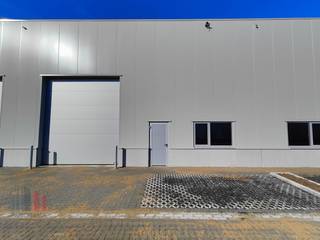 De casco loods van 333 m² heeft een vrije hoogte van 6 m en is opgebouwd uit een staalstructuur met betonplint in combinatie met...