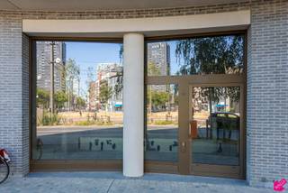 De handelsruimten van The London Residence liggen in de Cadixwijk, het kloppend hart van het Eilandje met een groen stadsplein en heraangelegde wegen. Een leefbare en <br />dynamische buurt die uitstekende troeven biedt om uw activiteiten verder uit te bouwen.<br /><br />The London Residence voorziet in een aantal fraaie, volledig naar smaak in te richten handelsruimtes die casco worden opgeleverd. De gunstige ligging zorgt voor zichtbaarheid en <br />garandeert een grote passage. De architectuur en afwerking van het gebouw geven het geheel extra uitstraling en karakter. Binnenin vormen de hoge plafonds en de mooie <br />glaspartijen de absolute blikvangers. De ruimtes zijn uitermate geschikt voor bv. speciaalzaken of boetieks, evenals voor kantoren of art galleries. Met een toplocatie en <br />de perfecte omkadering heeft dit prachtige pand alles in huis om uw onderneming te laten uitgroeien tot een bloeiende zaak.<br /><br />Verkoop onder het stelsel van registratierechten voor wat betreft het grondaandeel, BTW voor wat betreft de constructie.<br />Contacteer geheel vrijblijvend ons kantoor voor meer informatie of een bezoek ter plaatse en ontdek zo de verschillende mogelijkheden. <br /><br />Stedenbouwkundige inlichtingen: vg, gvv, wg, gvkr, gmo<br />P-score: A<br />G-score: A<br />EPB Startverklaring beschikbaar.