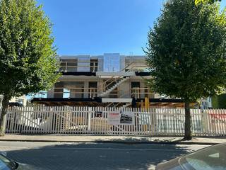 !! Ontdek dit project tijdens het OPENDEURMOMENT n.a.v. ons NieuwbouwWeekend, op zaterdag 24/10 van 12u tot 13u !!<br /><br />Nieuwbouwappartement (82,5m²) met 2 slaapkamers en zonnig terras (15,6m²) in de Residentie Cézanne, gelegen langs de Strandlaan te Sint-Idesbald.<br /><br />INDELING<br />> 1e verdieping:<br />- keuken met eetplaats en toegang tot het ruime zonneterras<br />- berging<br />- lichtrijke leefruimte<br />- 2 slaapkamers<br />- badkamer met toilet, douche en wastafel<br /><br />> Kelder: gemeenschappelijke fietsenstalling en mogelijkheid tot aankoop staanplaats of garage. <br /><br />Residentie Cézanne biedt de perfecte combinatie van luxe en comfort in een kleinschalig project van slechts vijf hoogwaardige appartementen. Het project is gelegen in het rustige Baaldje, een oase van rust en groen. Hier kunt u optimaal genieten van de serene omgeving en de nabijheid van alle nodige voorzieningen.<br /><br />Het project is een perfect staaltje van moderne architectuur met een strakke, stijlvolle uitstraling. <br />De appartementen beschikken over hoge aluminium ramen die zorgen voor veel natuurlijk licht en een ruimtelijk gevoel. De zwarte houten gevelbekleding en aluminium ramen dragen bij aan de elegante en hedendaagse uitstraling van het gebouw.<br /><br />Elk appartement is uitgerust met vloerverwarming via een geavanceerde warmtepomp (geothermie) en een ventilatiesysteem D voor een optimaal binnenklimaat. <br /><br />Geniet van verrassende indelingen zonder onnodige hoeken en kanten, en royale terrassen voor ultieme ontspanning. De appartementen op de begane grond zijn voorzien van privétuintjes, waar kleine honden welkom zijn.<br /><br />Interesse in dit project? Neem dan zeker contact op met de dossierverantwoordelijke Sarah Velle via 0470 10 52 78 of sarah.velle@dewaele.com.<br /><br /><br />Bestuursmaatregelen in het maatregelenregister: nee<br /><br />Deze AI-visualisaties zijn bedoeld als inspiratie. Er werd geen rekening gehouden met technische specificaties, stedenbouwkundige voorschriften of de concrete mogelijkheden tot realisatie.