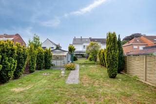 <strong>Bent u op zoek naar een woning met karakter, veel lichtinval, een mooie tuin én een rustige, maar centrale ligging? Dan is deze charmante woning in Erps-Kwerps zeker een bezoek waard!</strong><br /><br />Gelegen in een rustige straat, op een steenworp van winkels, scholen, openbaar vervoer en belangrijke invalswegen, geniet van een aangename woonomgeving met een uitstekende bereikbaarheid.<br /><br />Bij het binnenkomen springt de prachtige authentieke trap meteen in het oog. De inkomhal beschikt over een vestiaire en een gastentoilet. Op het gelijkvloers vindt u een lichtrijke leefruimte met grote raampartijen en een mooi zicht op de tuin, een gezellige keuken en een ruime veranda die tal van mogelijkheden biedt. De woning is bovendien bijna volledig onderkelderd en biedt heel wat praktische bergruimte, ideaal als wasplaats en stockage.<br /><br />Op de eerste verdieping bevinden zich drie slaapkamers en een badkamer. Daarnaast beschikt de woning over een praktische bergzolder. Buiten geniet je van een verzorgde, zonnige tuin met een gunstige oriëntatie, een garage en voldoende parkeergelegenheid op de oprit.<br /><br />De woning wordt momenteel verwarmd via een condenserende stookolieketel, maar een gasaansluiting is reeds aanwezig. Er geldt een renovatieverplichting, maar dankzij de solide basis, de mooie authentieke elementen en de uitstekende ligging biedt deze woning een unieke kans om uw eigen, hedendaagse thuis te creëren.<br /><br /><strong>Interesse? Contacteer Anne-Leen voor een bezoek via 0495 13 81 11.</strong>