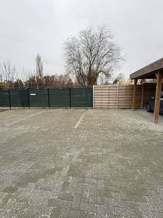 1 parkeerplaats achter een nieuwbouwappartement.Een veilige plaats voor uw wagen.Bijkomend: 5,00 eur syndic...
