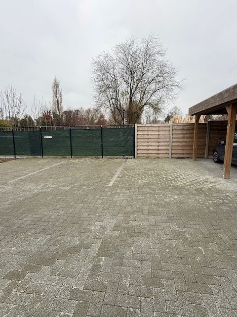 1 parkeerplaats achter een nieuwbouwappartement.Een veilige plaats voor uw wagen.Bijkomend: 5,00 eur syndic.