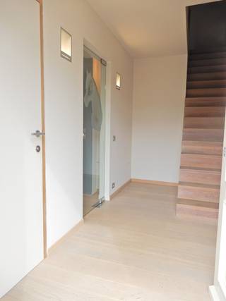 Deze ruime halfopen woning, gelegen in de Knokstraat te Ruiselede, biedt een aangename combinatie van ruimte, rust en groen. De woning bevindt zich in een rustige, groene omgeving en geniet dankzij de ligging van een bijzonder aangename woonbeleving.<br />Een grote troef is de vele parkeergelegenheid naast de woning. Hierdoor is er voldoende plaats voor meerdere wagens, bezoekers of het stallen van een aanhangwagen. De garage zal nog worden afgewerkt. <br /><br />Buiten geniet u van een onderhoudsvriendelijke tuin met terras, waar rust en privacy centraal staan.<br />Voor wie houdt van dieren is er bovendien een klein dierenparkje, ideaal voor het houden van bijvoorbeeld kippen of konijnen. Een leuke extra die deze woning net dat tikkeltje meer karakter geeft.<br /><br />Indeling:<br />GV: inkomhal - gastentoilet met handwasser - ruime woonkamer met centrale verwarming gas, parketvloer, ingebouwde gashaard en ingemaakte tv-kast - keuken met kookeiland, koken op elektriciteit, dampkap, oven, koelkast, vaatwas, dubbele spoelbak en veel opbergruimte - berging met legplanken - ruime wasplaats met ingemaakte kasten, toilet en inloopdouche.<br /><br />1e V: nachthal - apart toilet - 3 slaapkamers met centrale verwarming gas waarvan 1 met dressingruimte en toegang tot de badkamer - badkamer met ligbad, inloopdouche en badkamermeubel met dubbele lavabo.<br /><br />2e V: zolder.<br /><br />Algemeen:<br />- EPC 170 - label B<br />- Een bewoonbare oppervlakte van 227 m²<br />- Op wandelafstand van het centrum<br />- Via woonkamer en keuken toegang tot terras<br />- Vrij op heden<br /><br />Huurprijs: € 1000/maand.