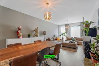 Dit gezellige gelijkvloers appartement is perfect voor wie op zoek is naar comfort, een praktische indeling en een mooie buitenruimte. Het maakt...