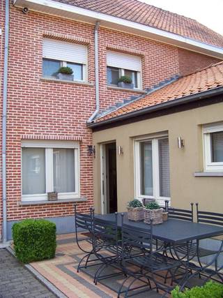 Woning omvat:<br /><br />Gelijkvloers: inkomhal - living - keuken - badkamer<br />1e Verdieping: 3 kamers (2 slaapkamers + 1 kleine (kinder)kamer<br />2e Verdieping: Afgewerkte zolder<br /><br />Kelder<br /><br />Terras (verhard)<br /><br />Vrij vanaf 1 september 2026